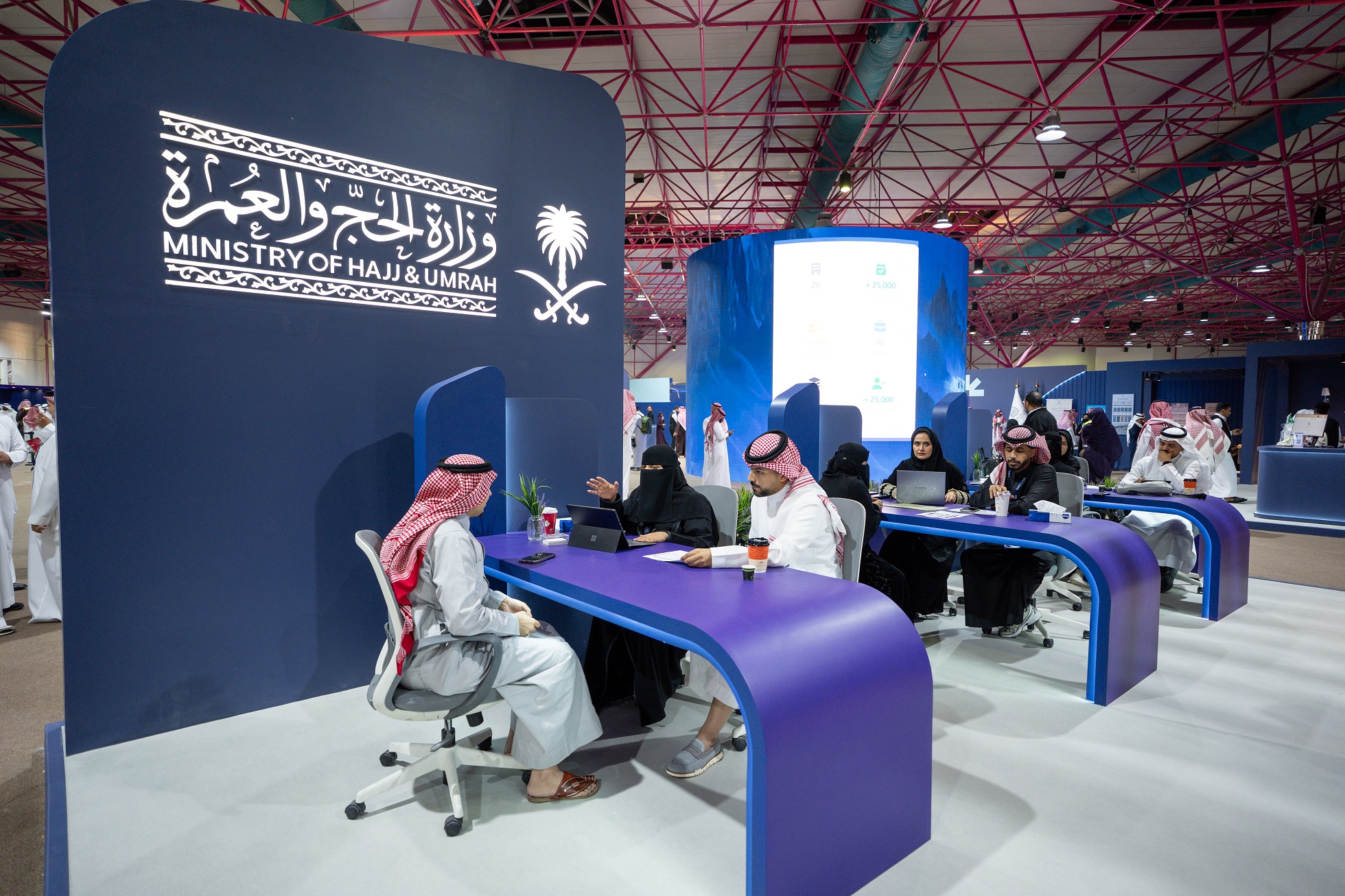 <h2 style="color: white;;font-size:22px;font-weight:800 !important">
ملتقى الوظائف 
<span style="color: #b3a583;">
 في خدمة ضيوف الرحمن
</span></h2>
<br><small>
 النسخة الأولى
</small>
