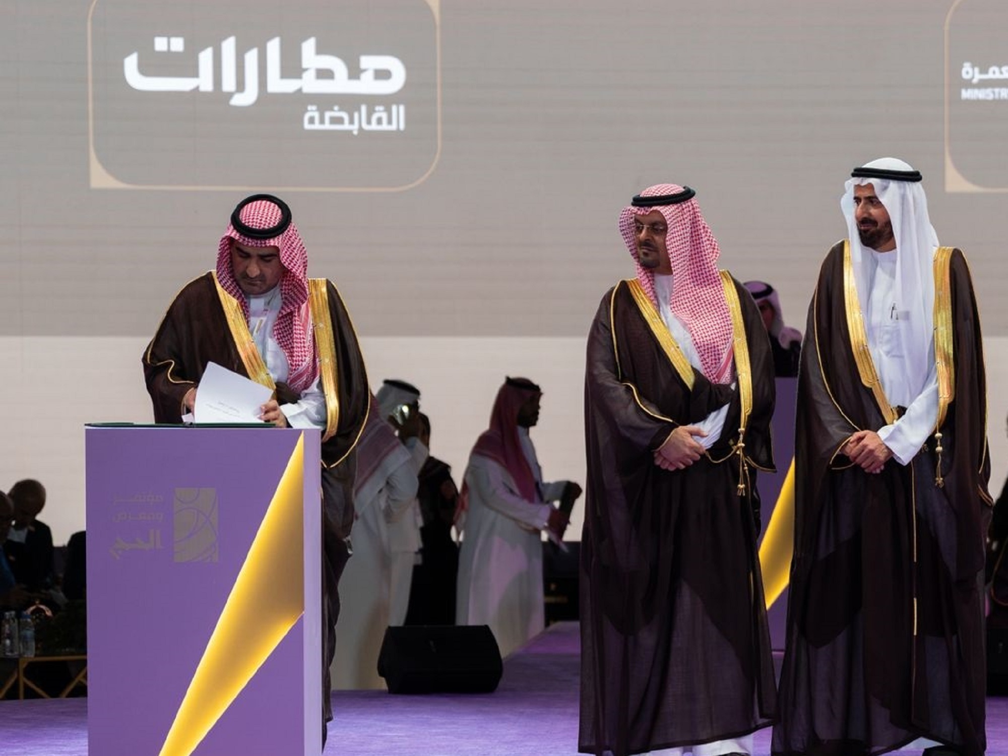 <h2 style="color: white;;font-size:22px;font-weight:800 !important">
منصة توقيع اتفاقيات التعاون
<span style="color: #b3a583;">
 بين شركات مقدمي خدمات الحج والشركات الناشئة
</span></h2>
<br><small>
 
</small>